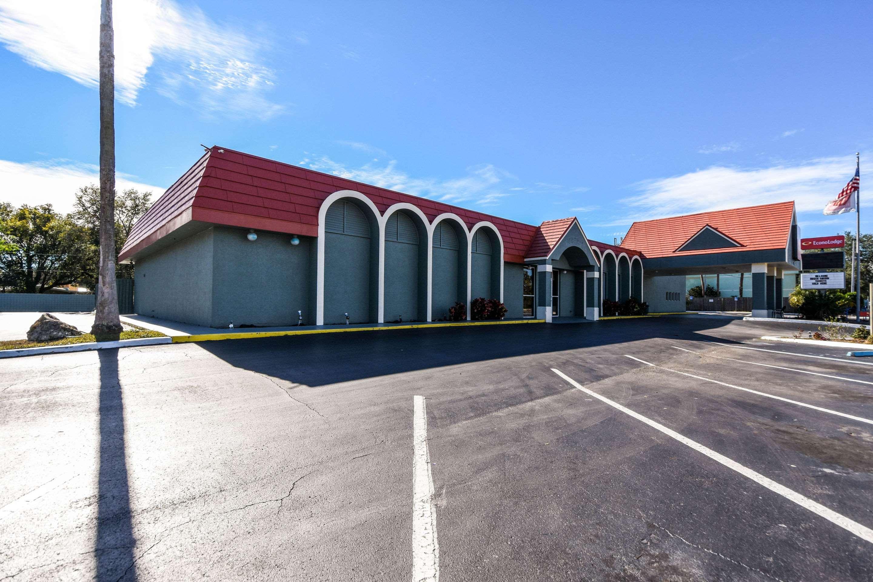 Econo Lodge Busch Gardens Tampa Exterior photo