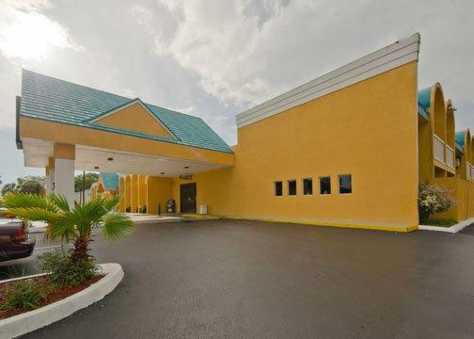 Econo Lodge Busch Gardens Tampa Exterior photo